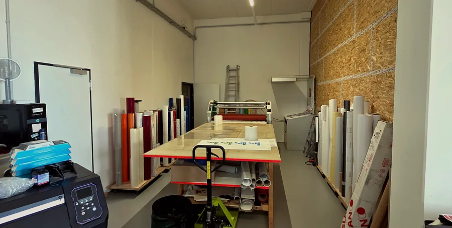 Material- und Produktionsbereich mit Rollenmaterial bei SCHNEIDLING in Hamburg-Stellingen