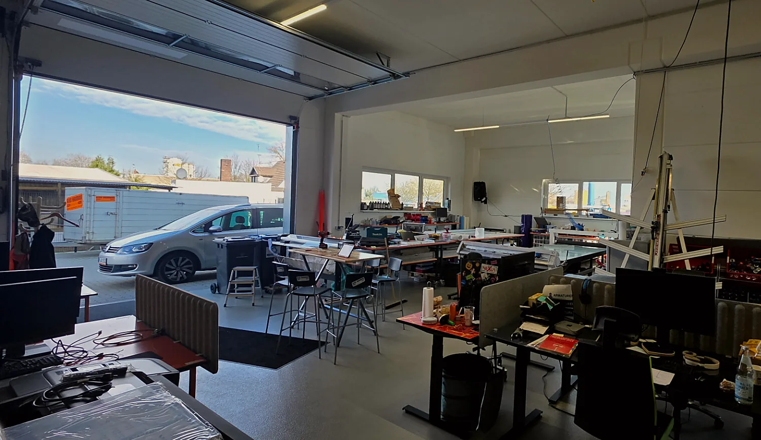 Produktionsräume von SCHNEIDLING mit geöffnetem Hallentor in Hamburg-Stellingen