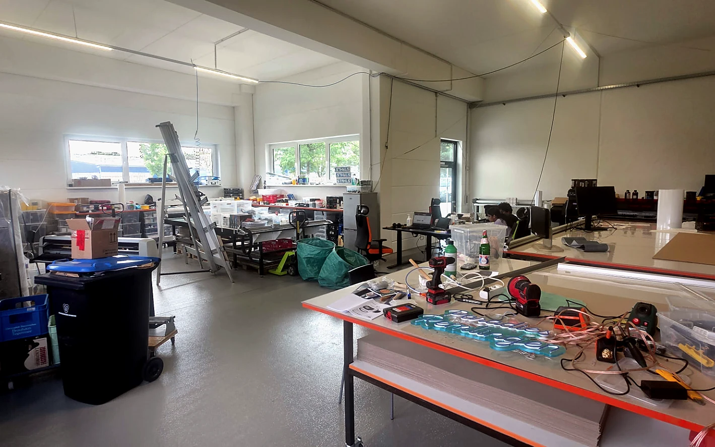 Werkstatt mit Materialien, Arbeitsplätzen und Maschinen für digitale Plattenbearbeitung bei SCHNEIDLING in Hamburg-Stellingen